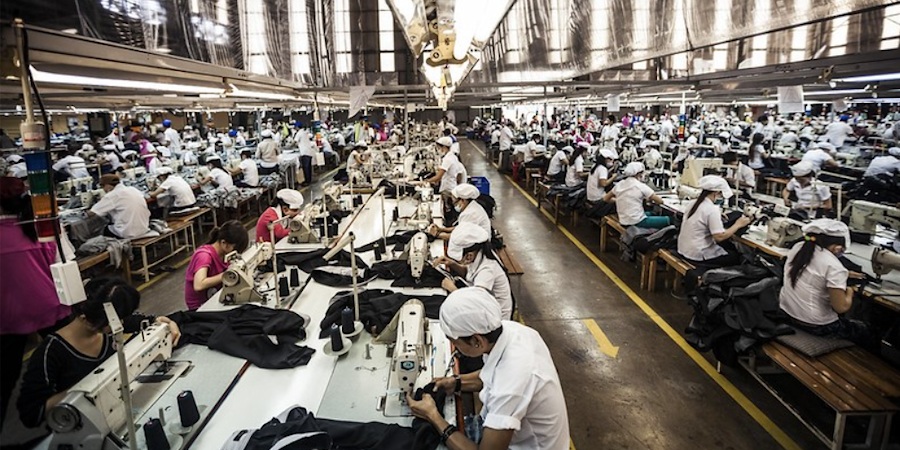 Huge production hall with hundereds of textil workers