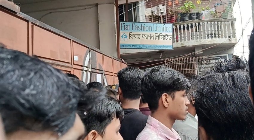 Workers in front of fiat fashion
