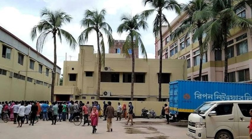 Arbeiter und Arbeiterinnen protestieren, nachdem sie ihren Lohn nicht erhalten haben